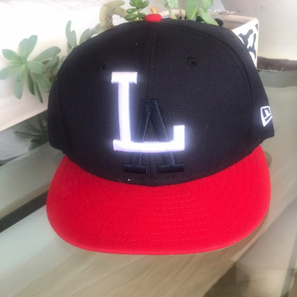 LA DODGERS NEW ERA hat, snap back,‎ one size, black and red great used condition